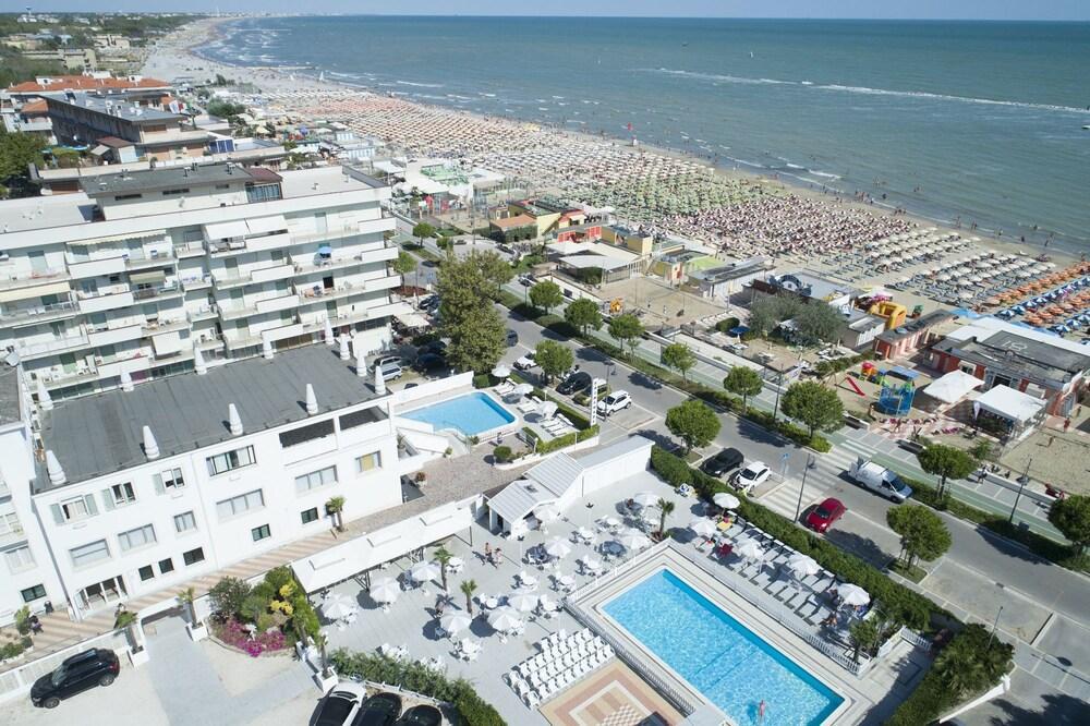 Hotel Promenade Universale Чезенатико Экстерьер фото