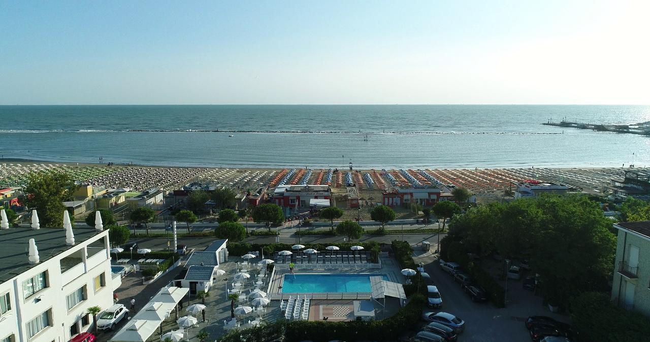 Hotel Promenade Universale Чезенатико Экстерьер фото