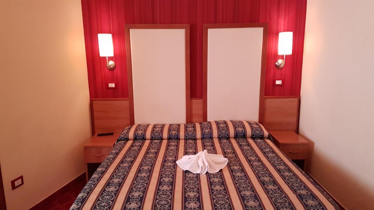 Hotel Promenade Universale Чезенатико Экстерьер фото