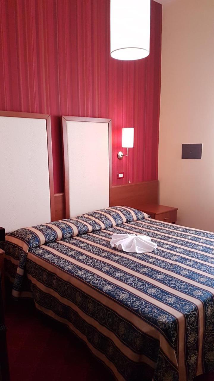 Hotel Promenade Universale Чезенатико Экстерьер фото